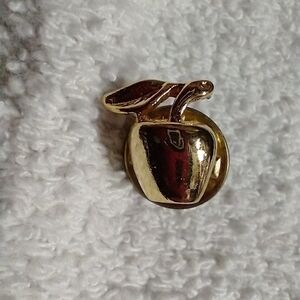 Goldtone apple pin 🍎 📍.5 inch wide